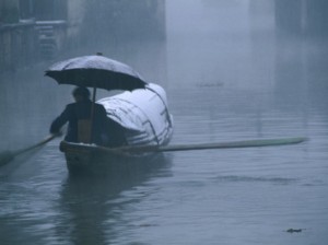 keren-su-man-rowing-his-bamboo-boat-in-a-snow-storm-shaoxing-china